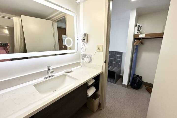 Room 32 of 42